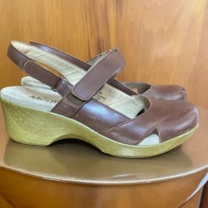 Alegria Brown Leather Clog Sandals Shoes Wooden Slup Resistant Adjustable Casual
